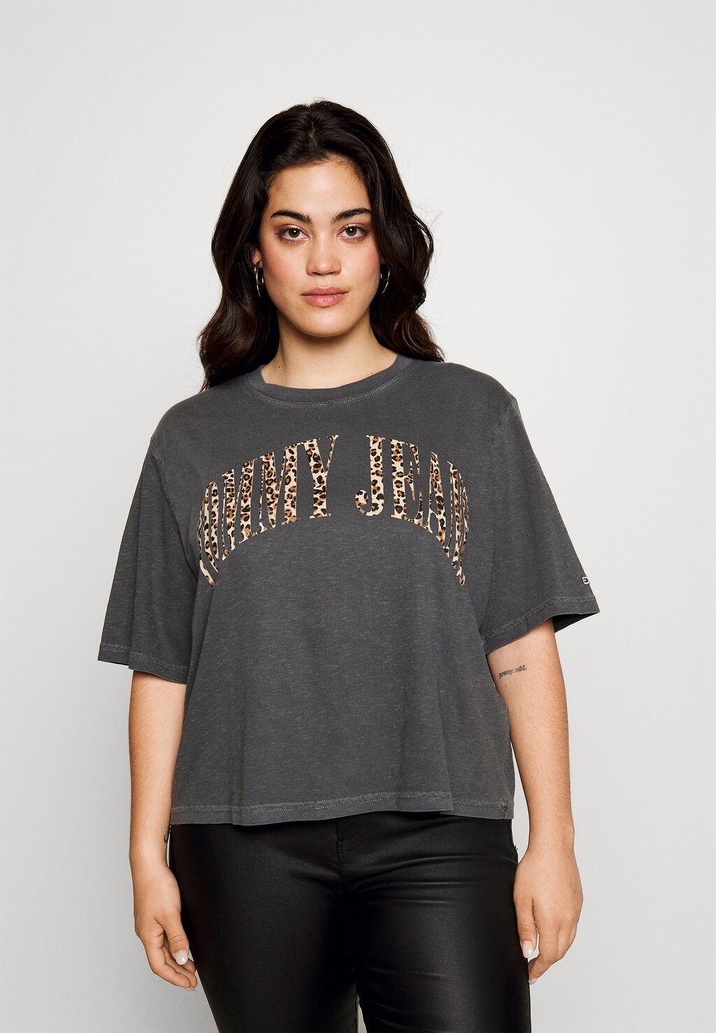 

Футболка с принтом TJW CRV CLS LEO Tommy Jeans Curve, цвет new charcoal