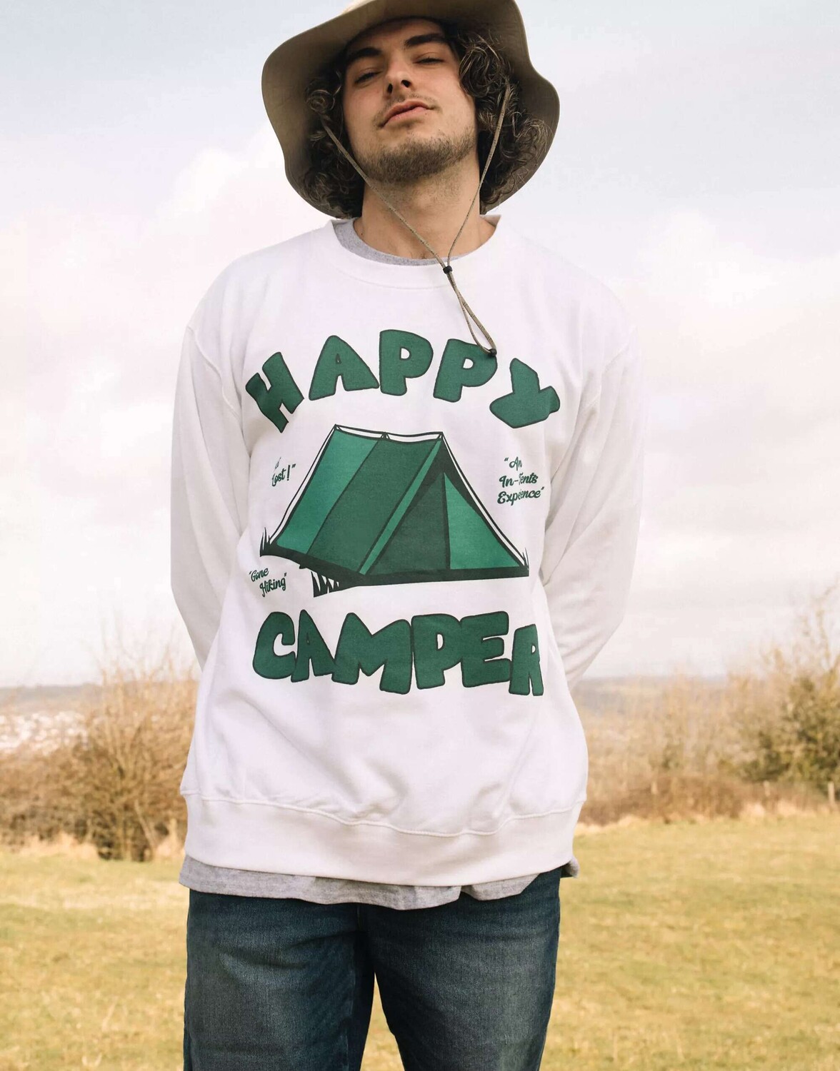 

Белый свитшот унисекс с рисунком Happy Camper Batch1