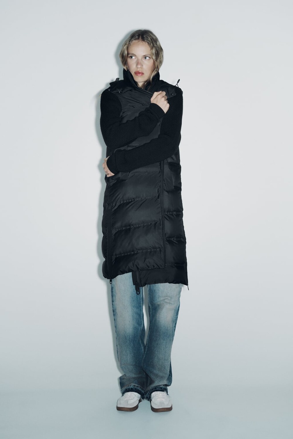 

Пуховик с боковыми шлицами ZARA, черный