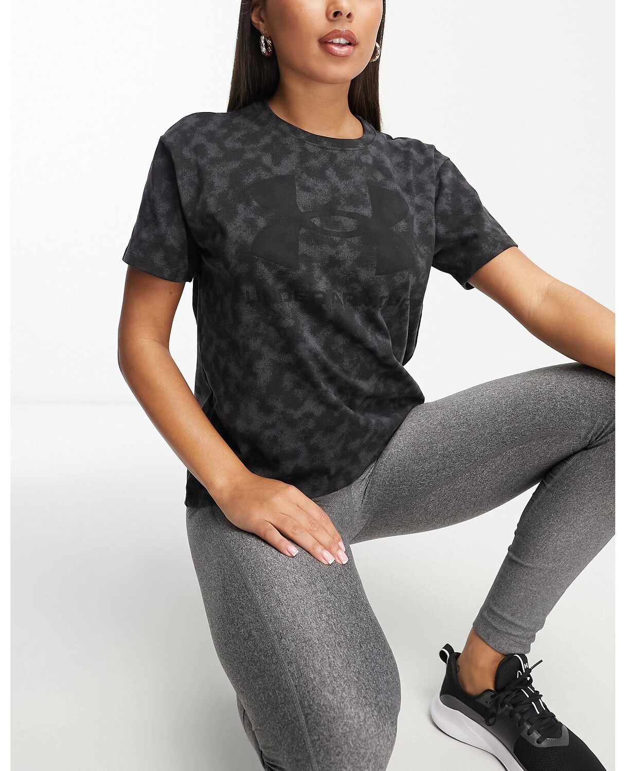 

Черная плотная футболка с короткими рукавами и логотипом Under Armour, Черный