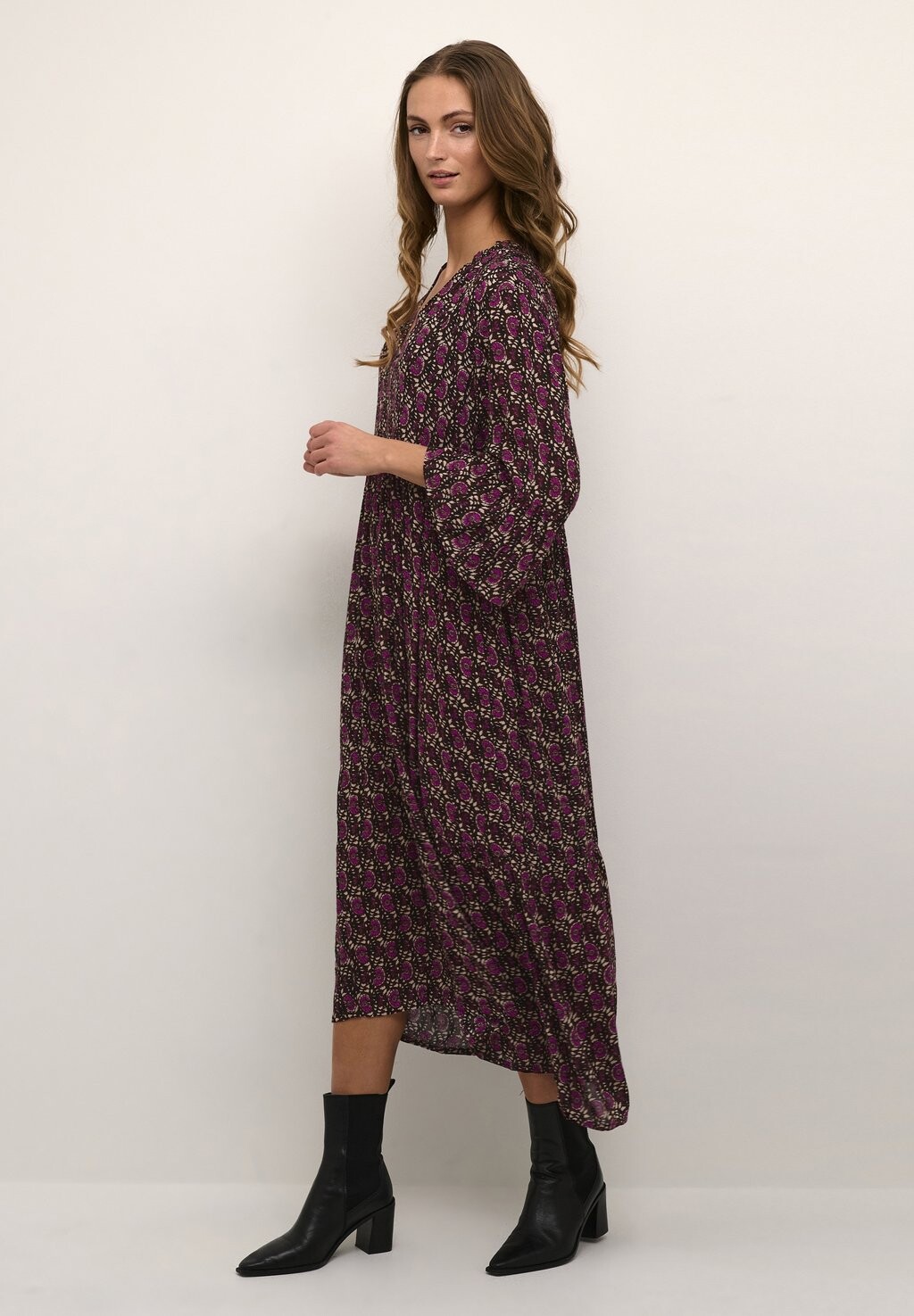 

Летнее платье KAKARINA AMBER LONG Kaffe, розовый с цветочным принтом и листьями