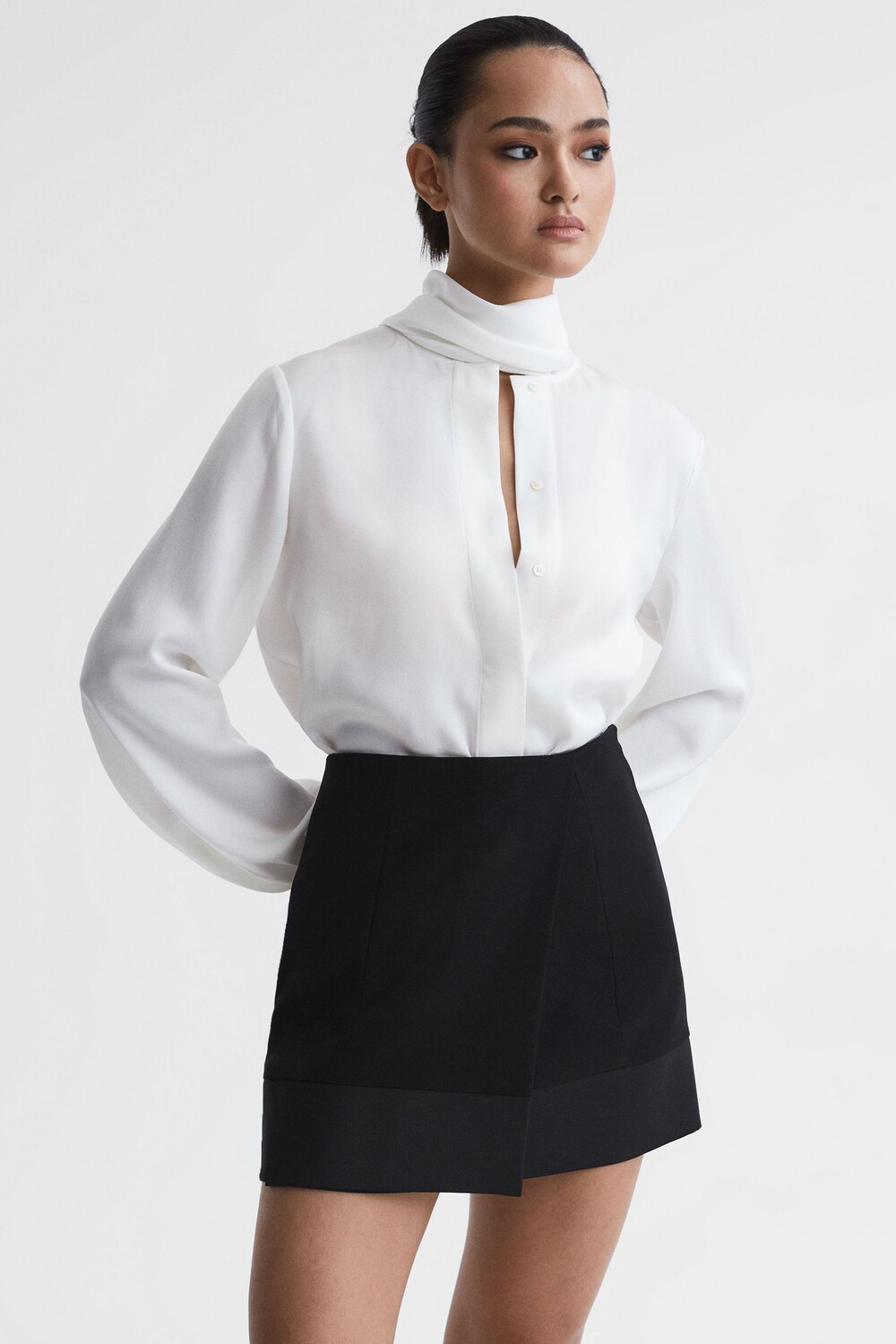 

Рубиновый с сатиновым финишем Reiss, черный