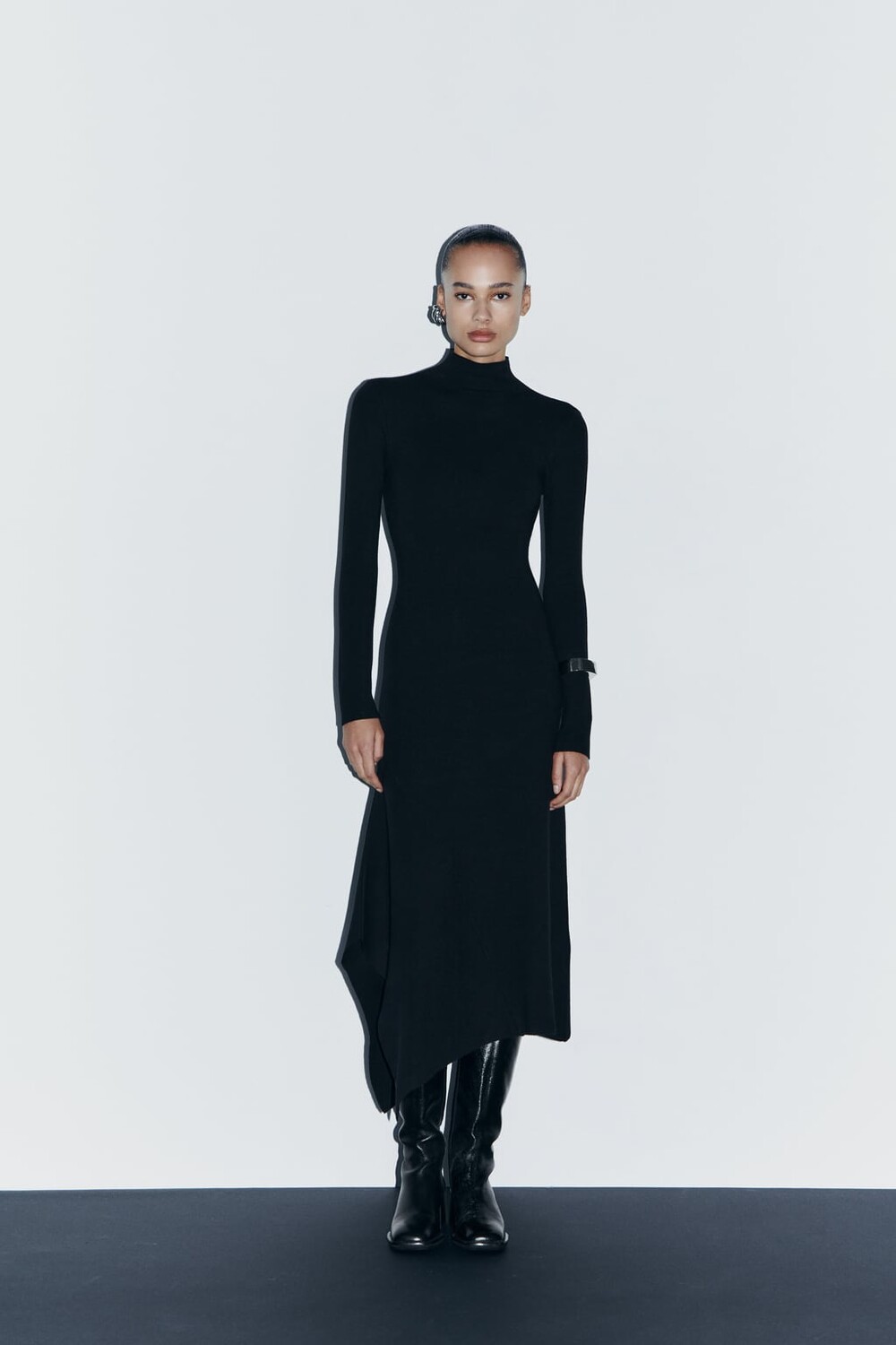 

Трикотажное платье с асимметричным подолом ZARA, черный