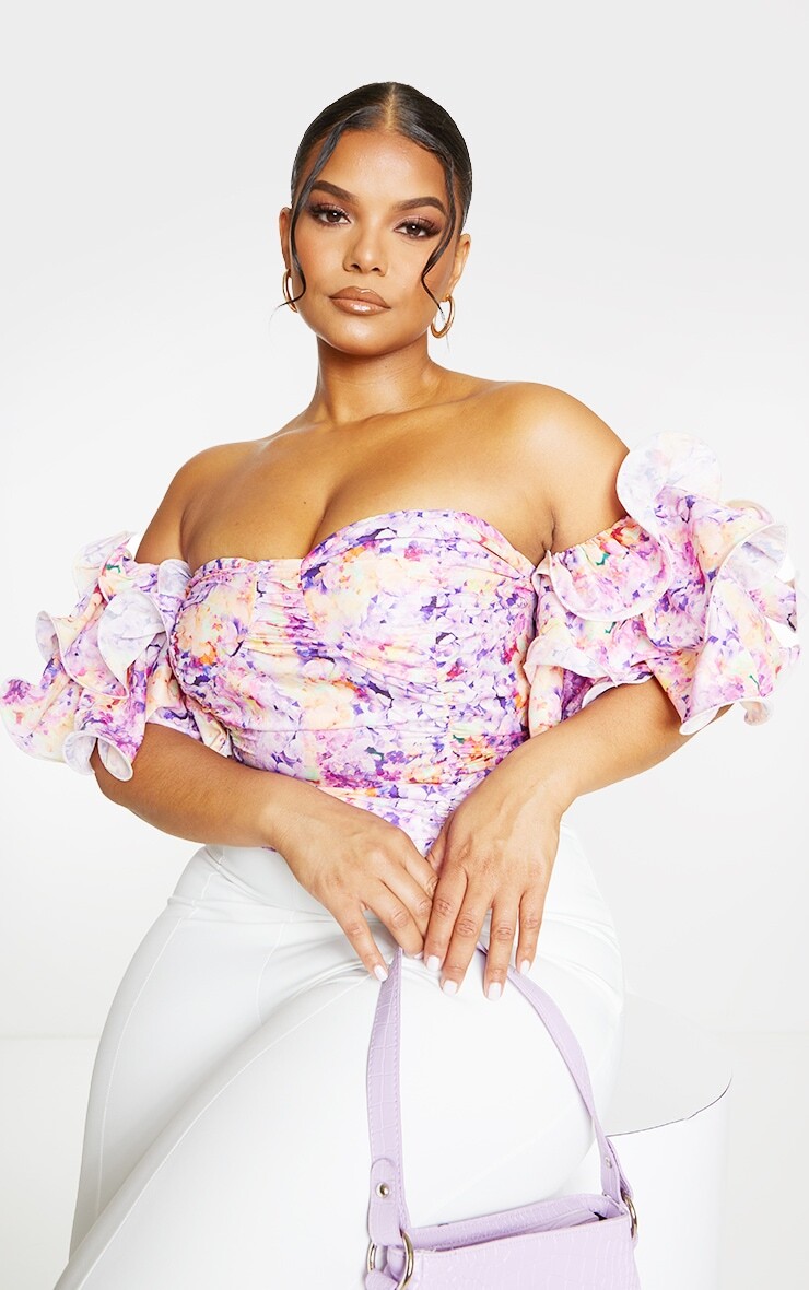 

PrettyLittleThing Плюс сиреневый укороченный топ с открытыми плечами и цветочным принтом