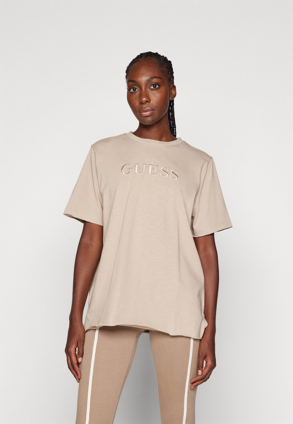 

Футболка базовая ATHENA MAXI Guess, цвет dry earth