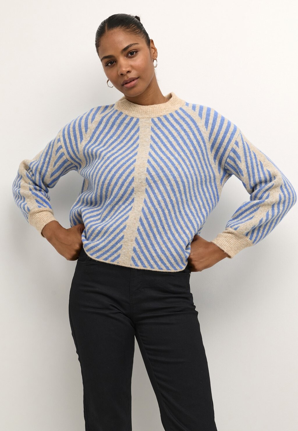 

Свитшот Kaffe КАВЕРА, цвет beige cornflower stripe
