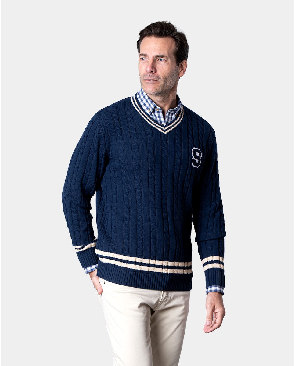 цена Мужской темно-синий свитер фантазийной вязки с V-образным вырезом и буквенным принтом Spagnolo, темно-синий