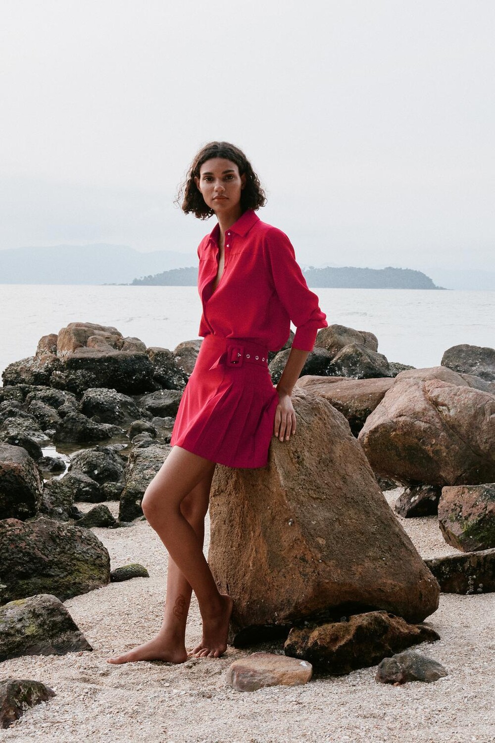 

Мини-юбка с плиссами и пряжками ZARA, малина