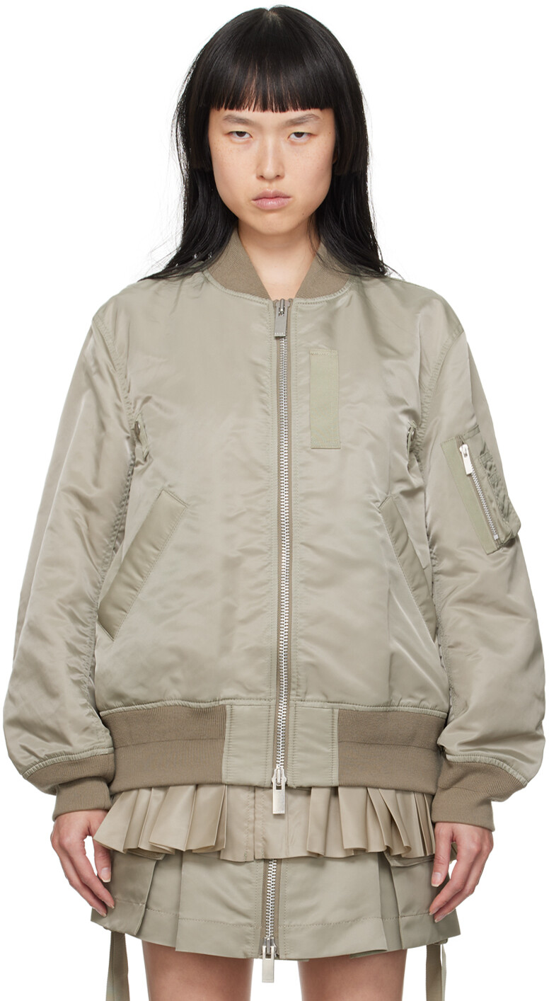 

Светлый плиссированный бомбер цвета хаки sacai