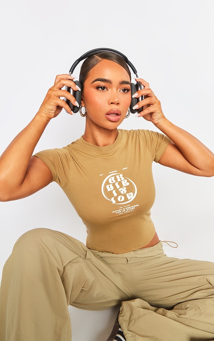 

PrettyLittleThing Длинная приталенная футболка цвета хаки с выставочным принтом