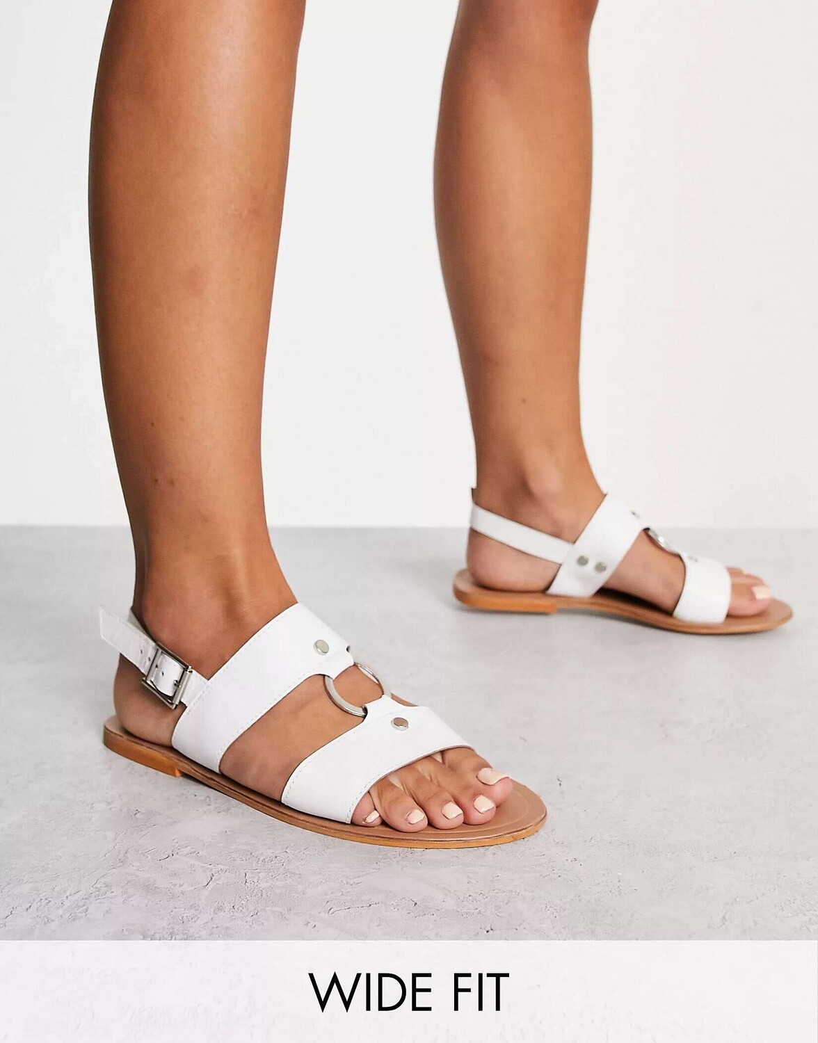 

Белые кожаные сандалии на плоской подошве ASOS Wide Fit Fancy с кольцом и заклепками