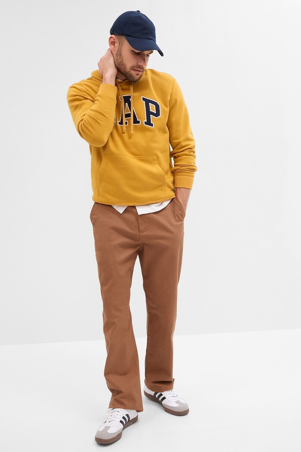 

Свободные брюки-чиносы Essential с зауженными брючинами Gap, коричневый