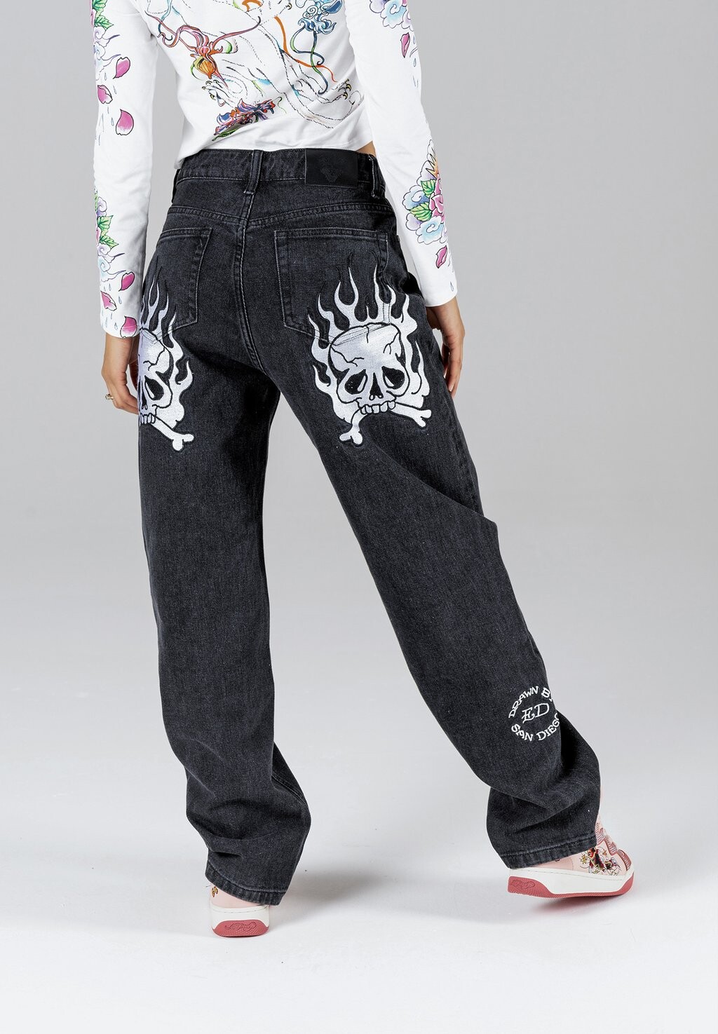 

Джинсы свободного кроя Ed Hardy
