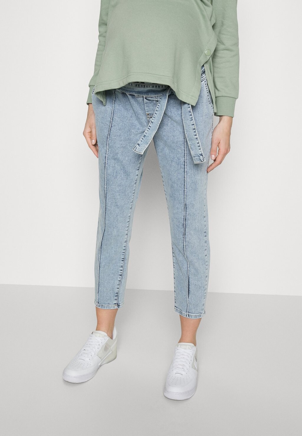 

Джинсы Tapered Fit MAMALICIOUS
