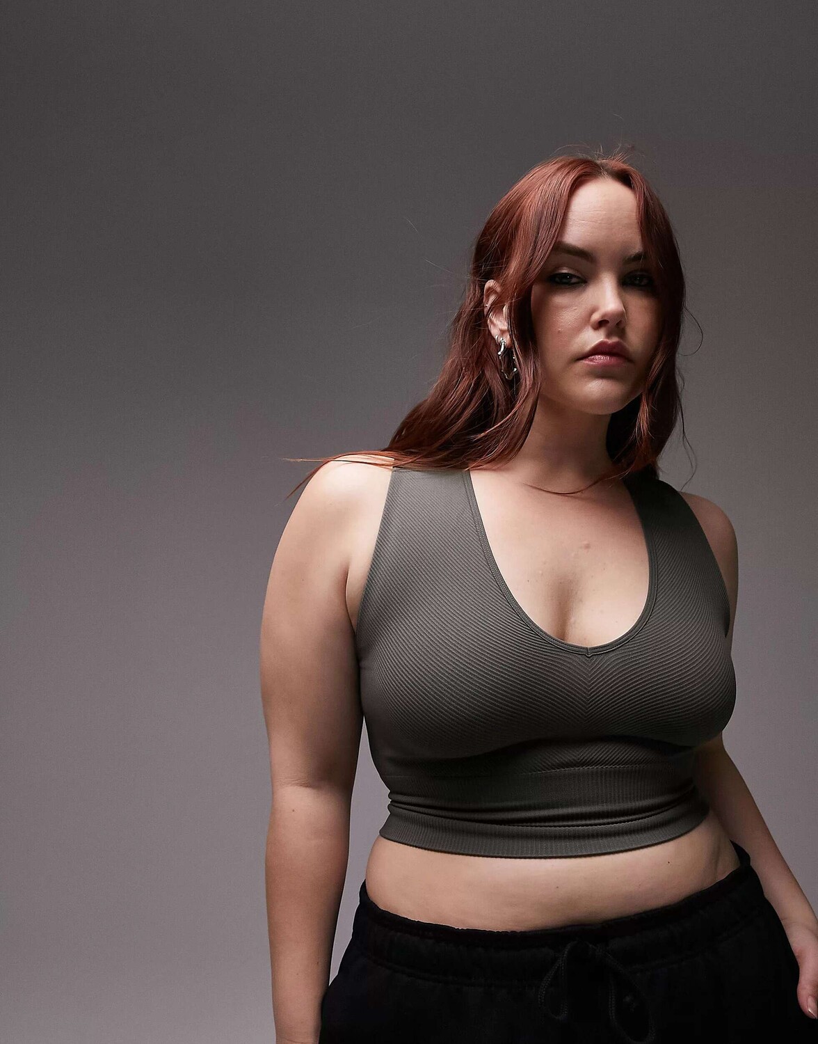

Оливковый бесшовный укороченный топ с v-образным вырезом Topshop