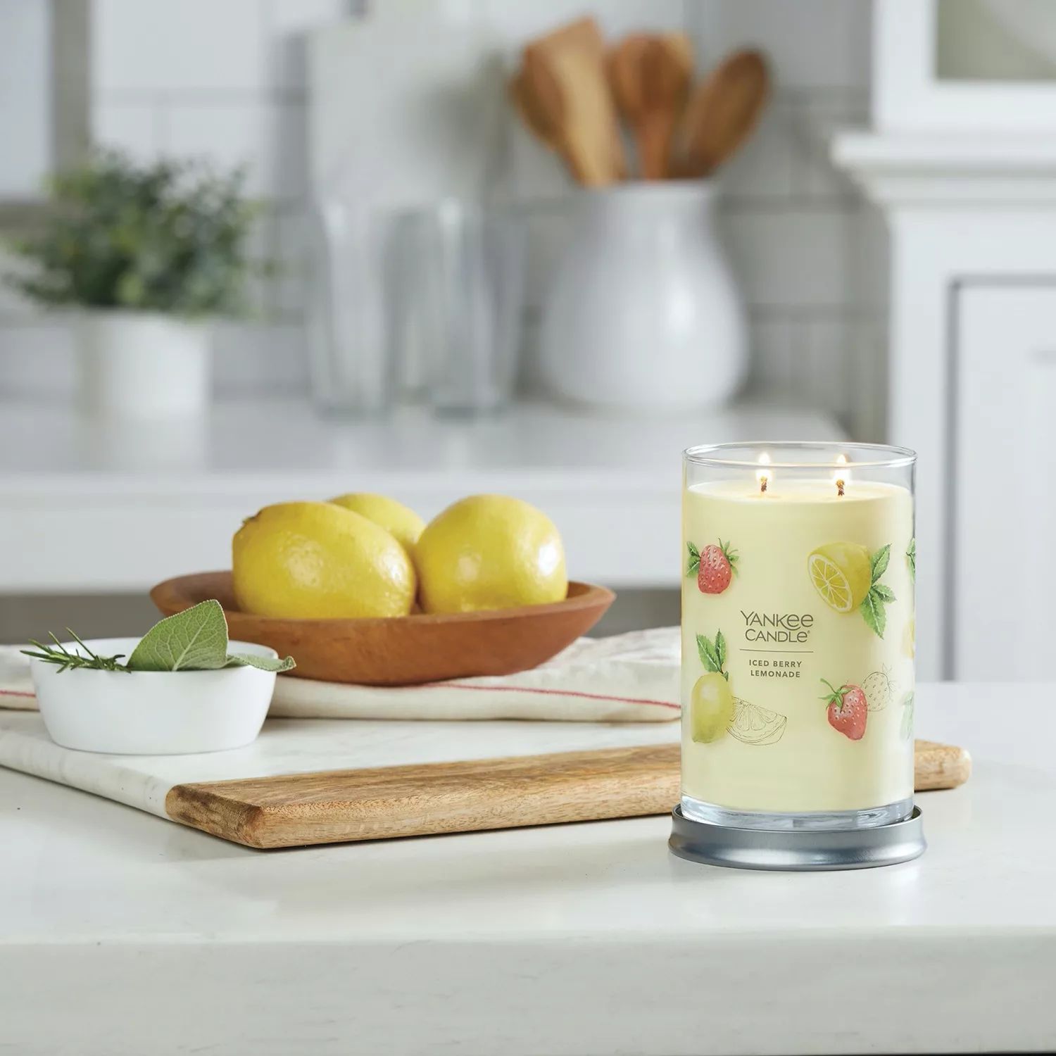 Yankee Candle Iced Berry Lemonade Signature Большой стакан-свеча подсвечник yankee candle керамический