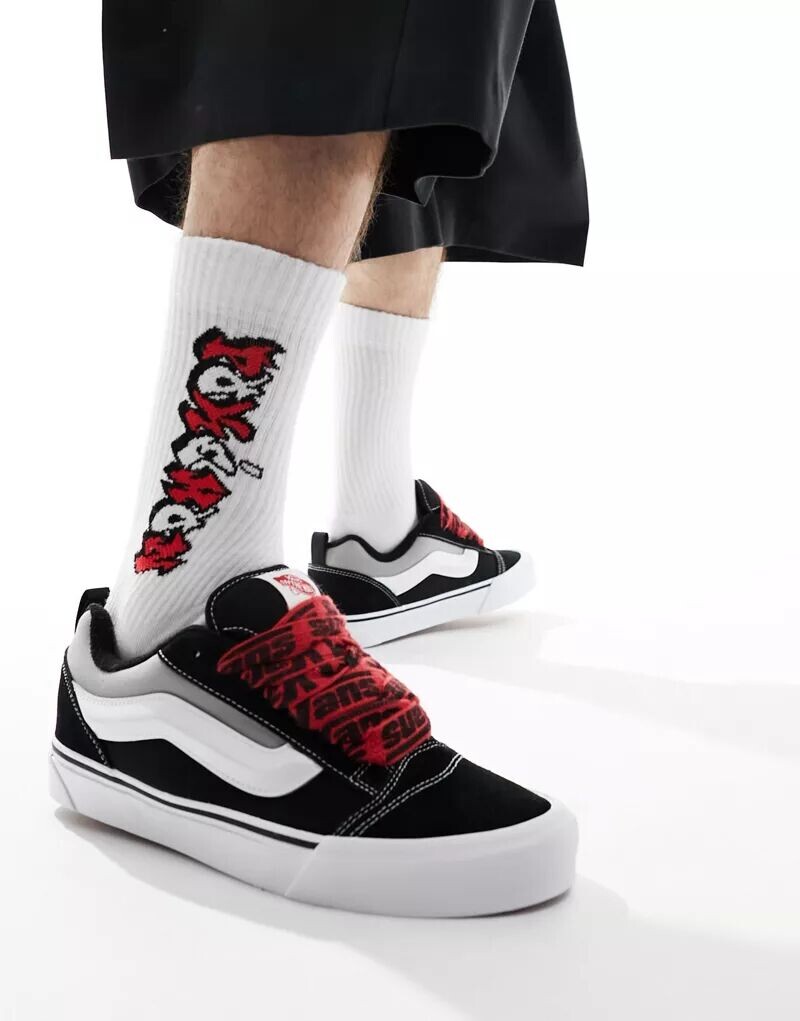 

Черно-белые кроссовки Vans Knu Skool с яркими красными шнурками
