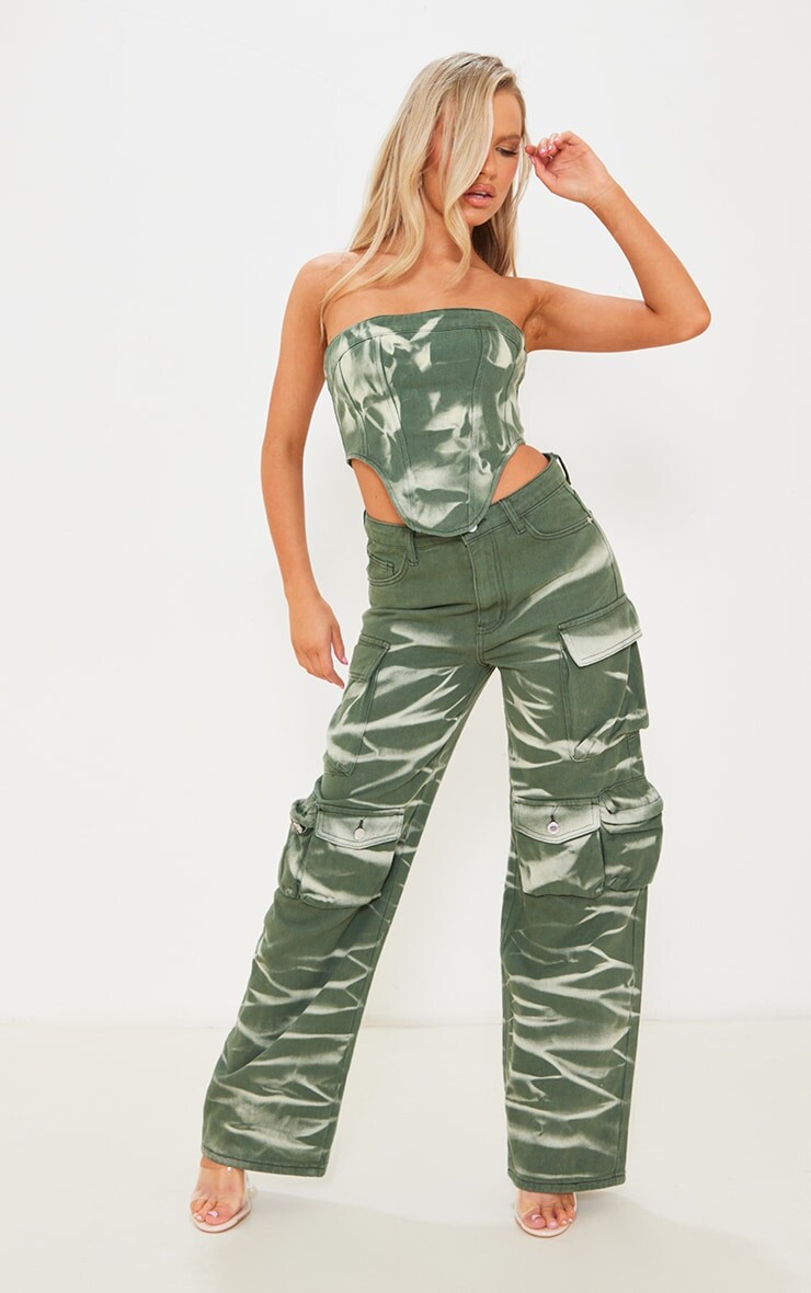 

PrettyLittleThing Зеленые джинсы-бойфренды с карманами карго и принтом тай-дай