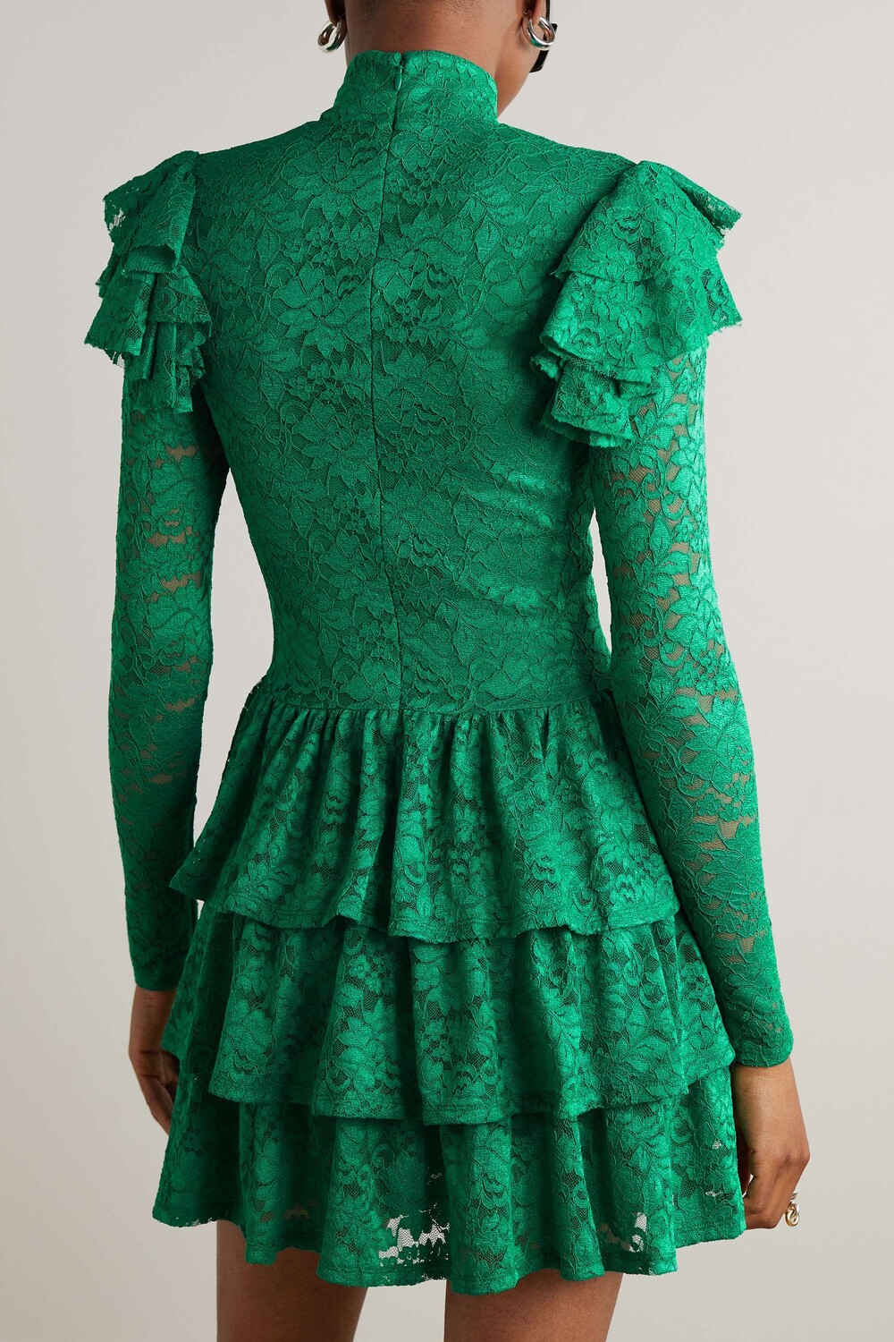 

CAROLINE CONSTAS ярусное платье мини Emily с оборками и эластичным кружевом, изумруд