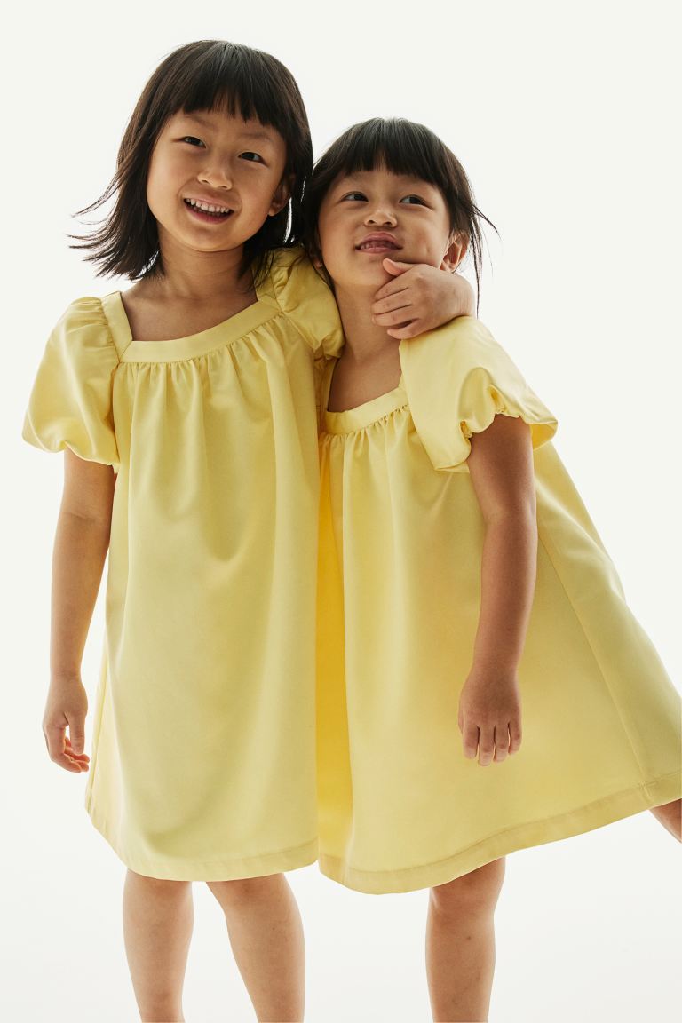 Атласное платье с объемными рукавами H&M, желтый