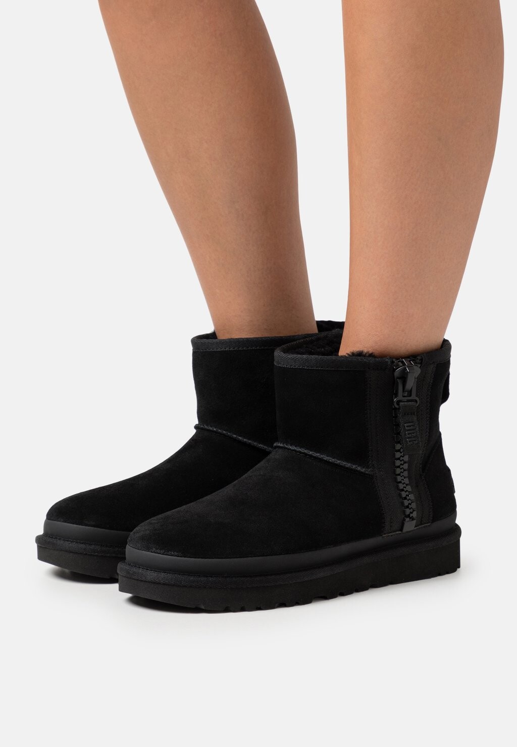 

Зимние ботинки CLASSIC MINI UGG, черный