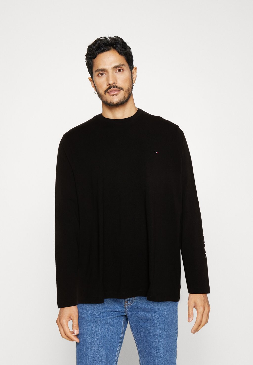

Футболка с длинным рукавом LOGO LONG SLEEVE Tommy Hilfiger, черная, Черный