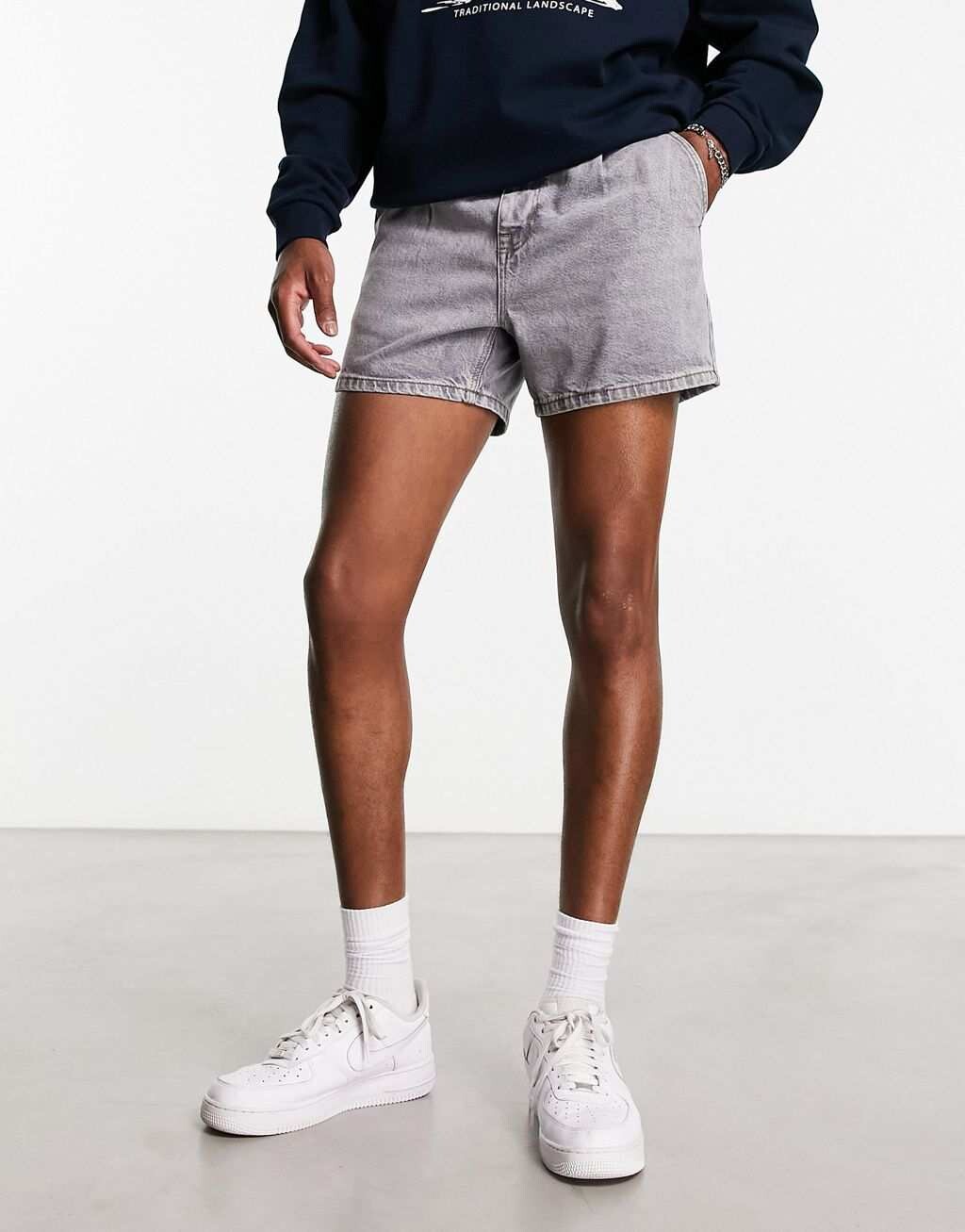 

Черные джинсовые шорты со складками ASOS DESIGN