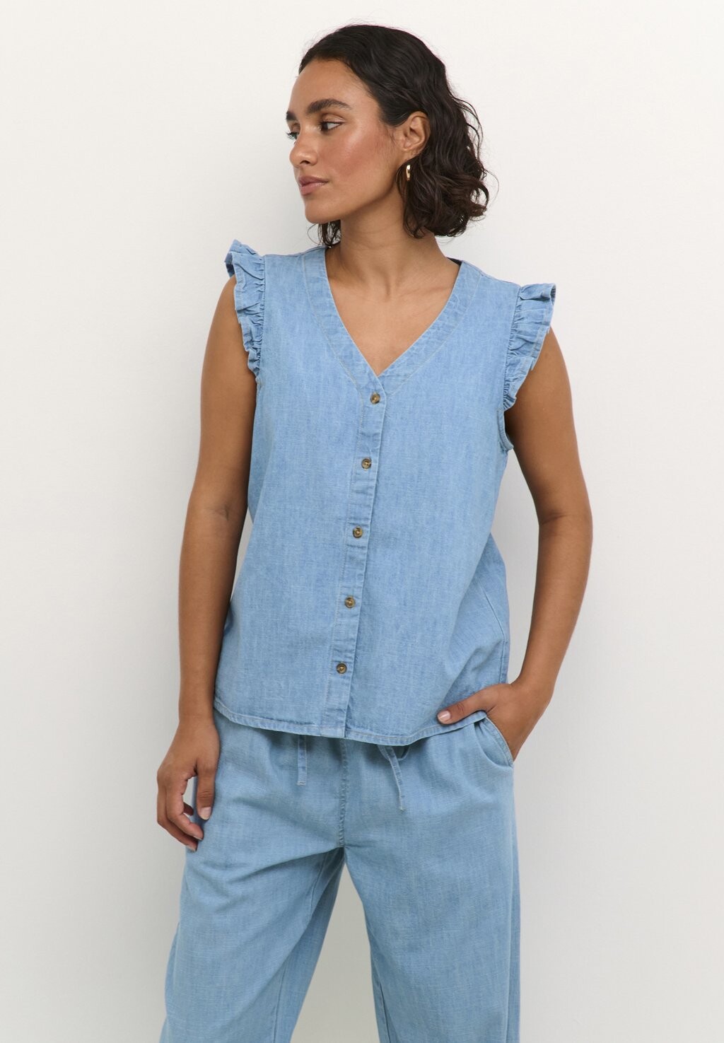 

Блузка Louise V-Neck Kaffe, средний синий шамбре
