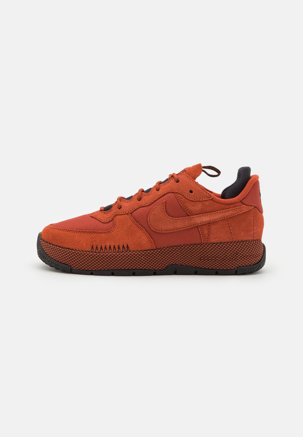 цена Кроссовки Nike AIR FORCE 1 WILD, цвет rugged orange/black/campfire orange/amber brown