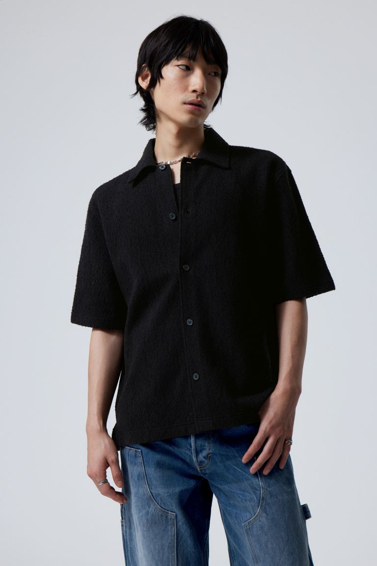Свободная рубашка с короткими рукавами из структурированной ткани Weekday, черный