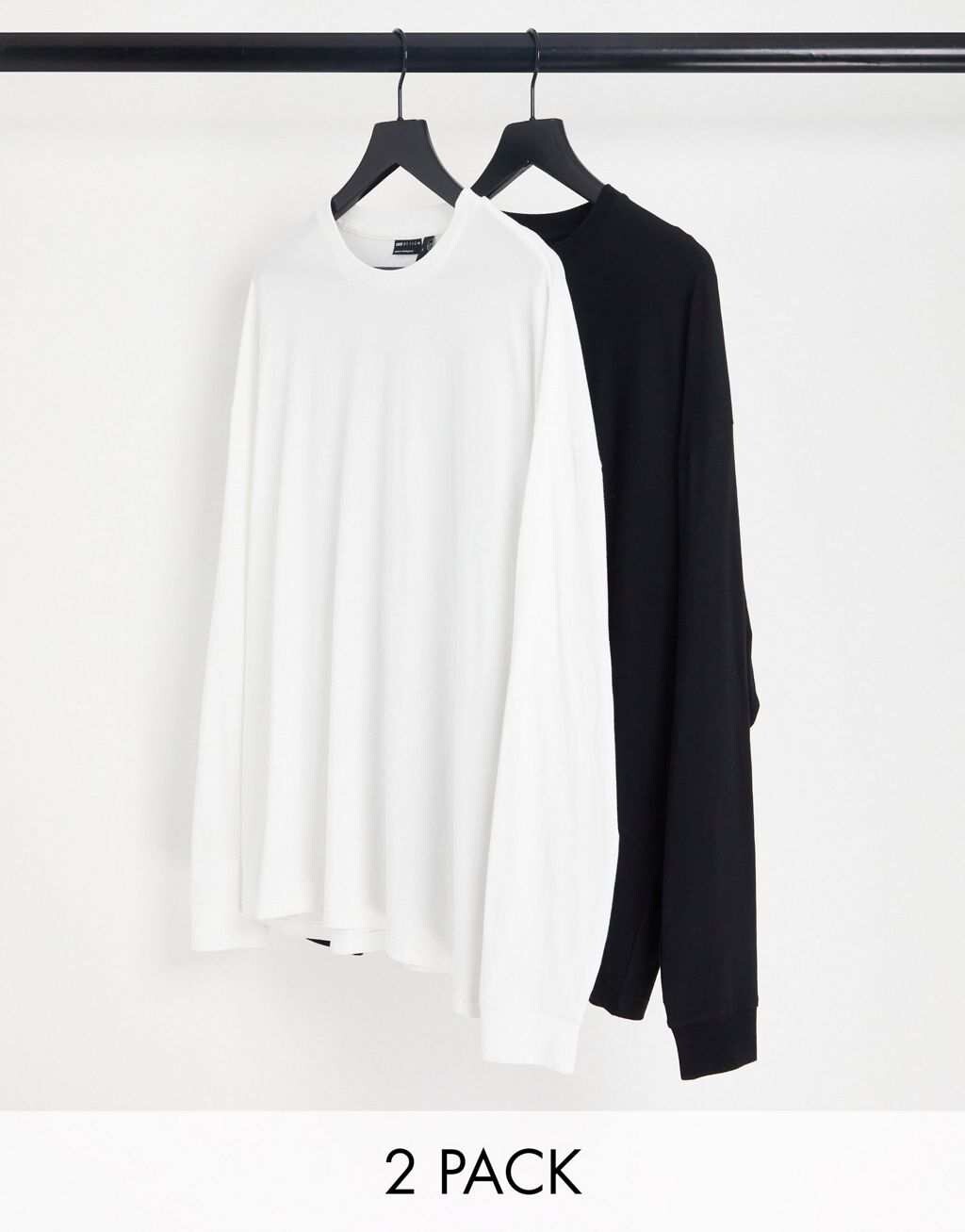 

Комплект из двух больших футболок с длинными рукавами ASOS DESIGN бело-черного цвета