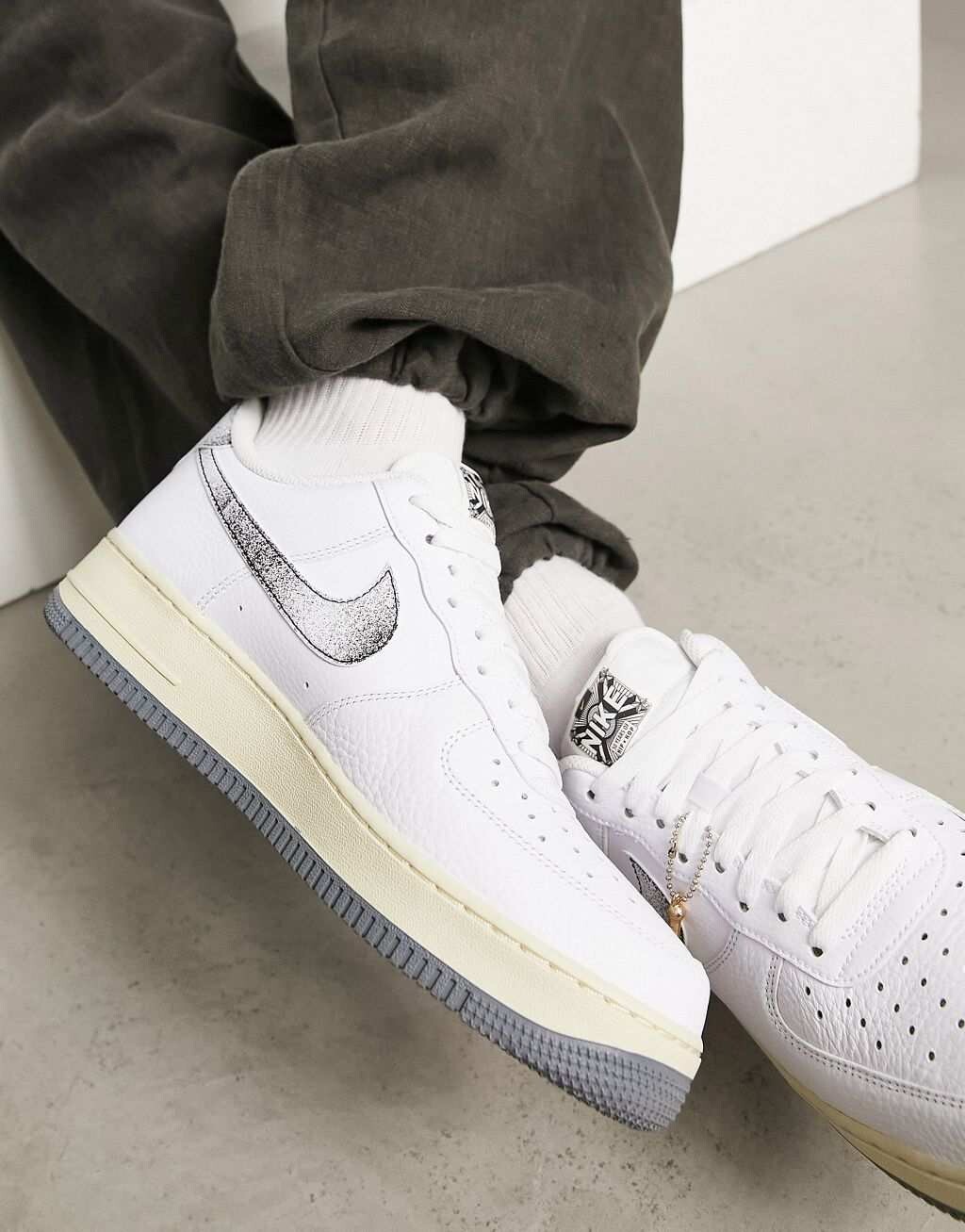 

Бело-серые кроссовки Nike Air Force 1 '07 Embedded