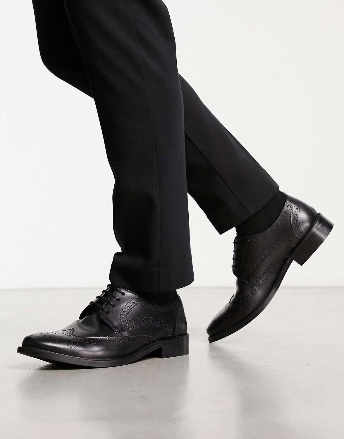 

Броги Schuh Rowland из черной кожи