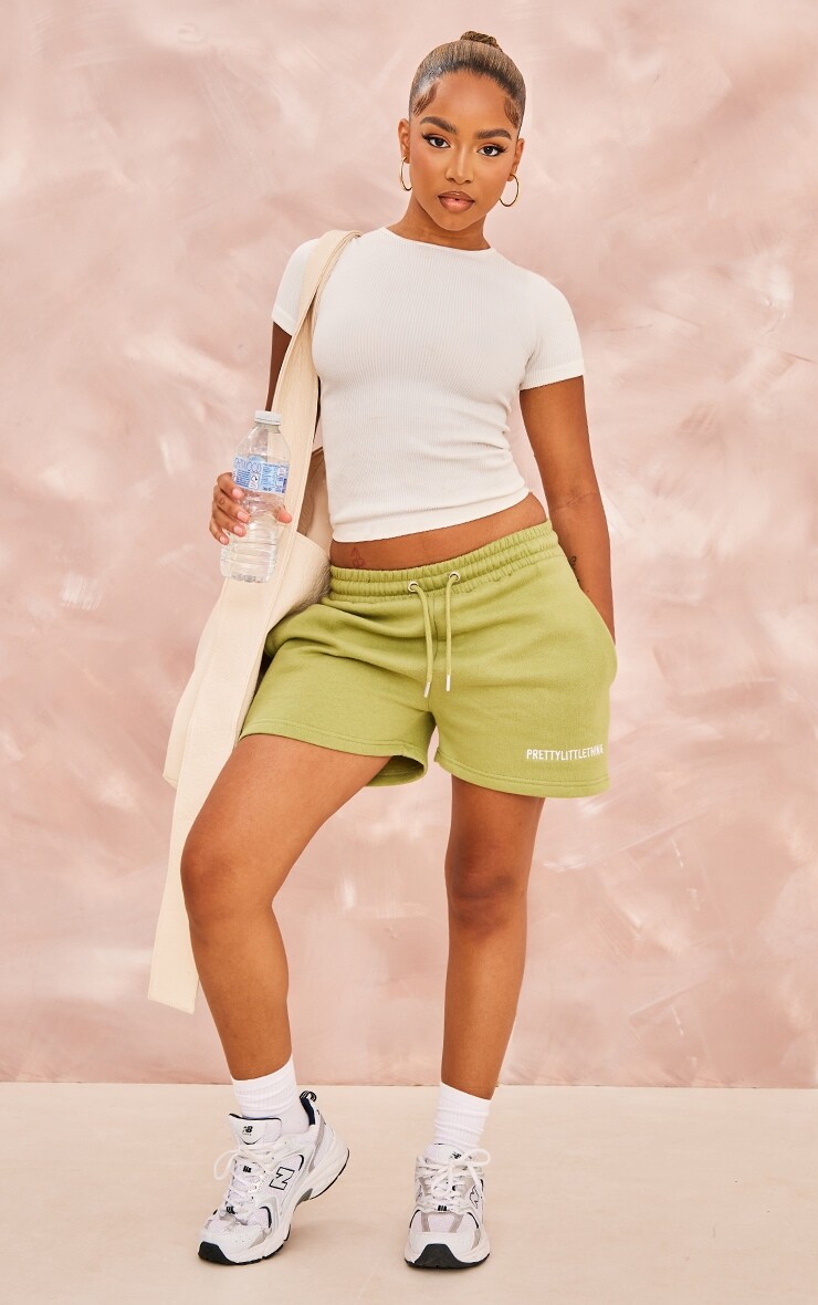 

PrettyLittleThing Зеленые шорты с рисунком Petite Green Plt