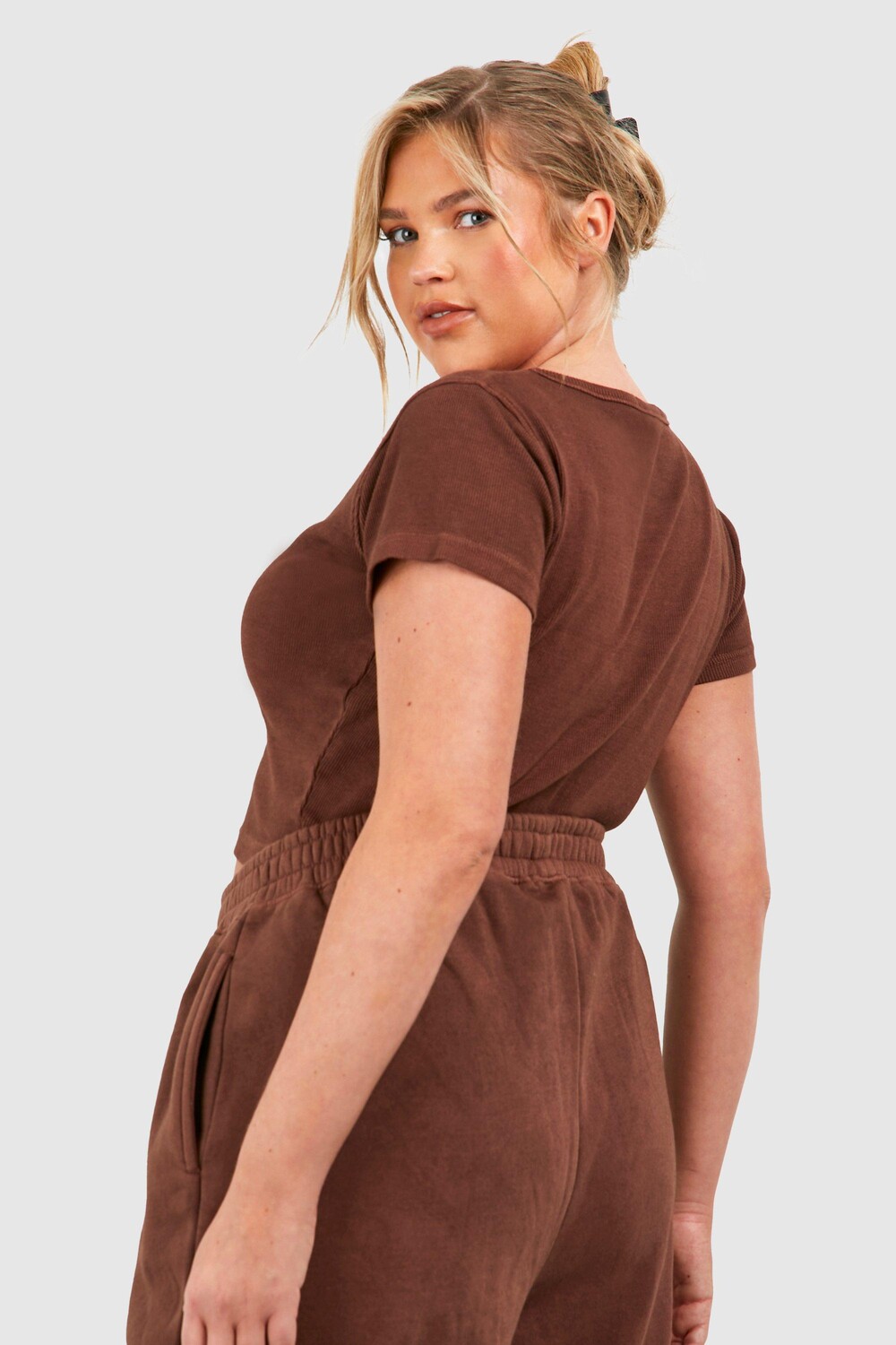 

Футболка в рубчик с круглым вырезом Plus Plus boohoo, коричневый