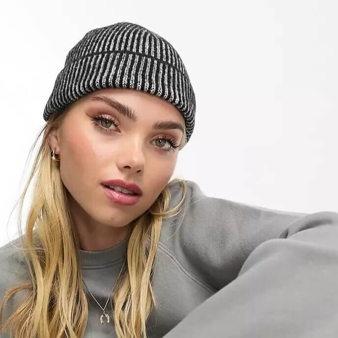 

Шапка Monki Two Tone, черный/белый