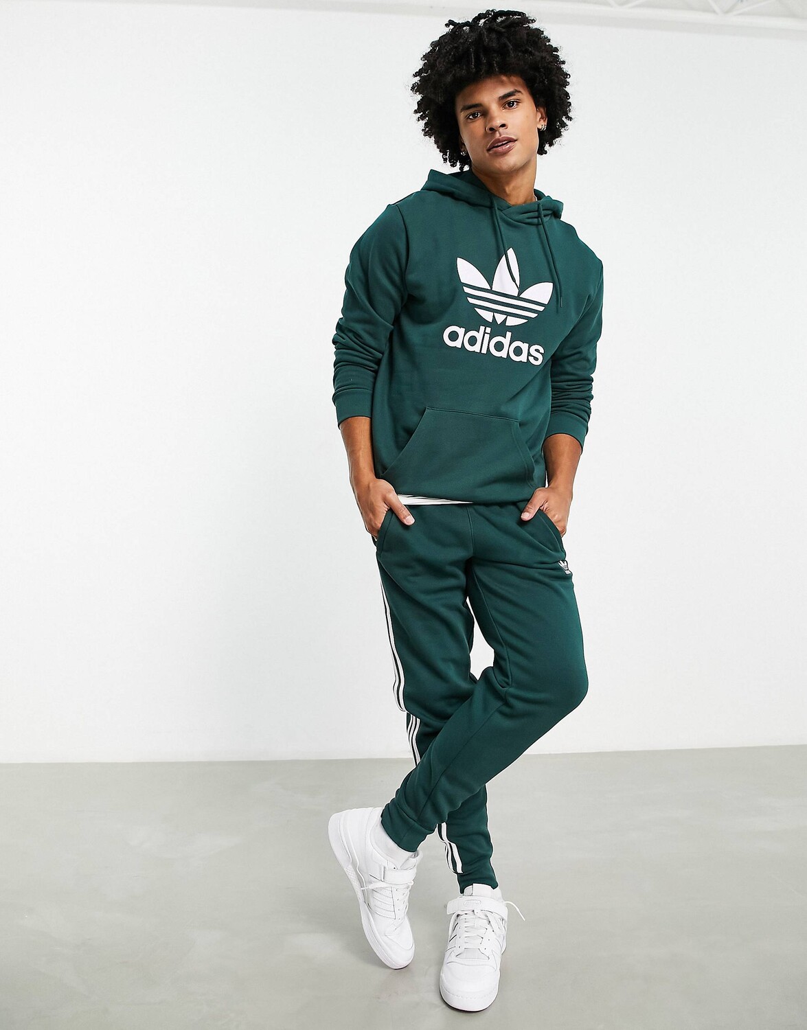 

Зеленые джоггеры с тремя полосками adidas Originals adicolor