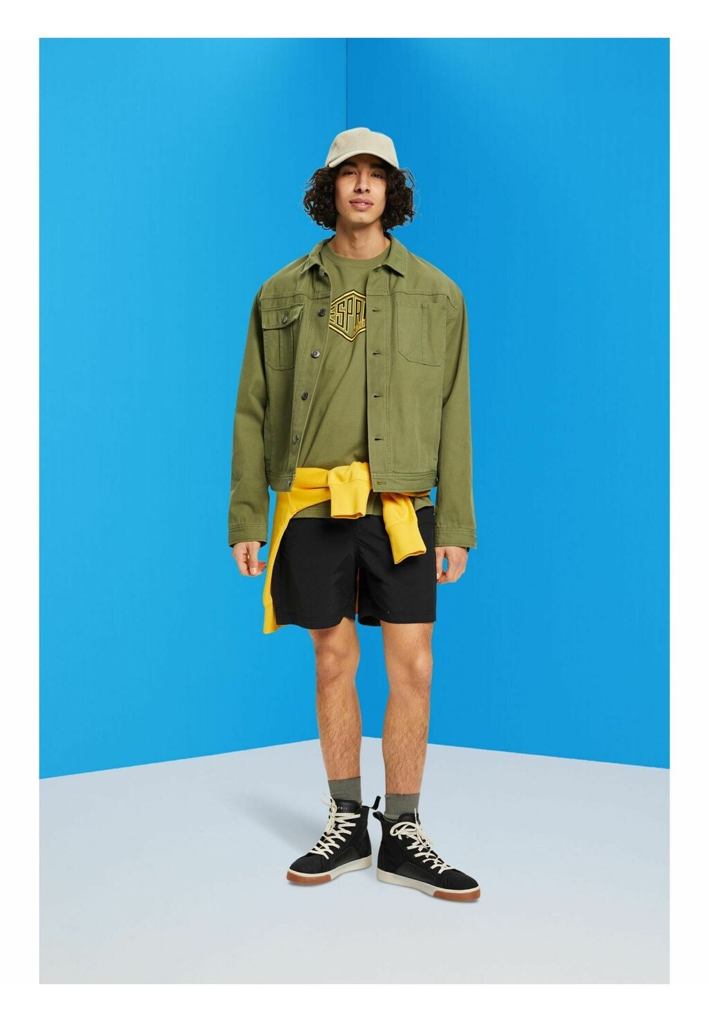 

Футболка с принтом Esprit, оливковый