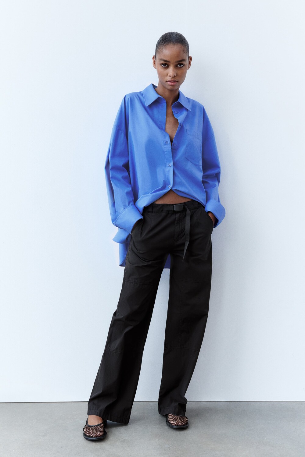 

Технические брюки с поясом Zara, черный