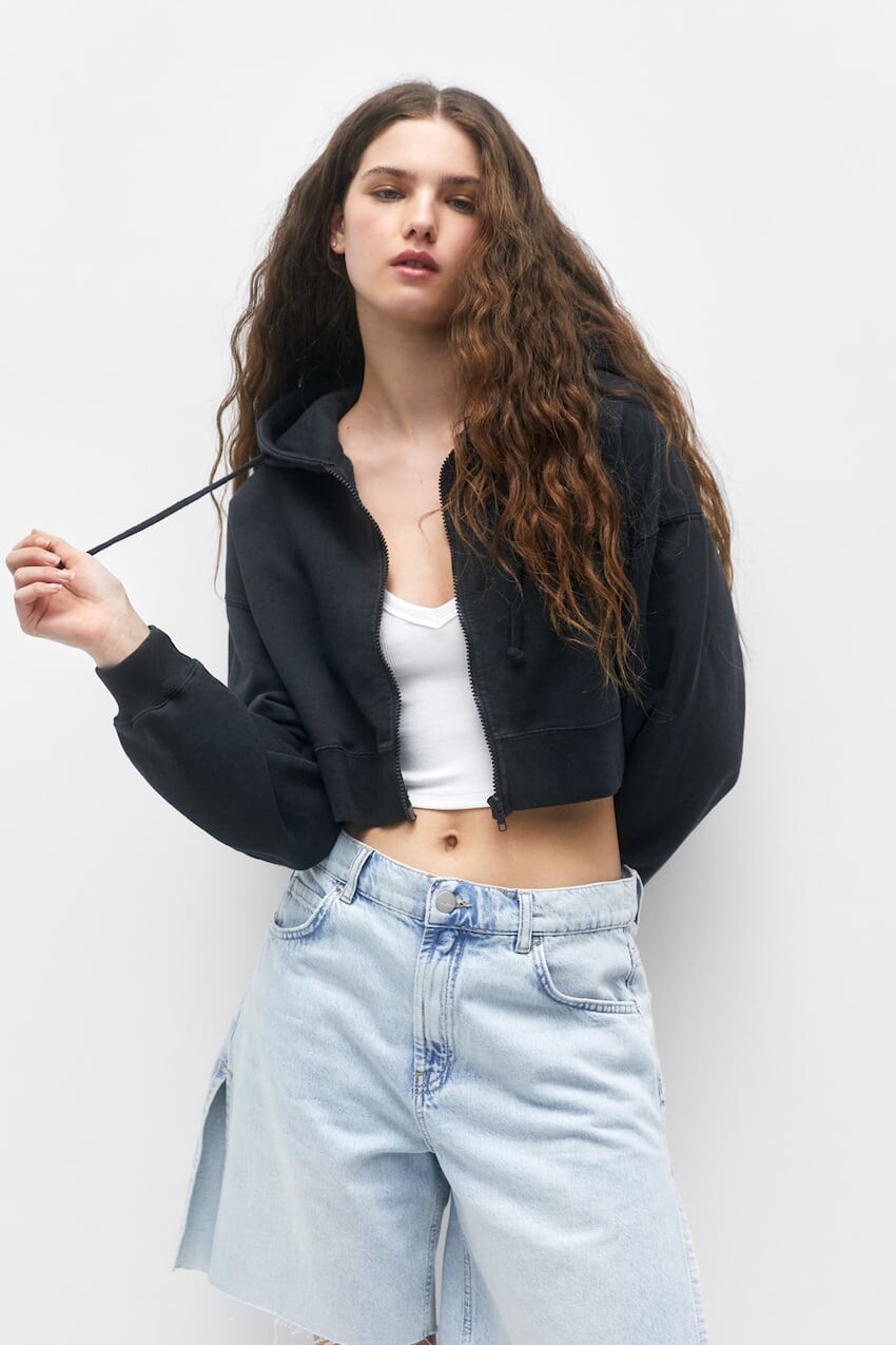 

Укороченная толстовка с капюшоном на молнии Pull&Bear, блеский черный