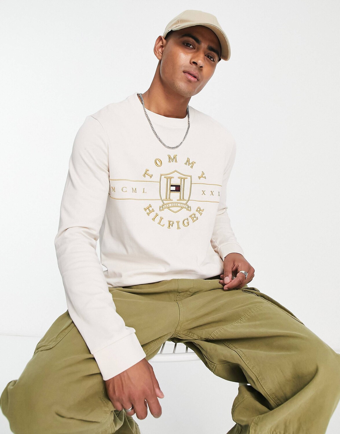 

Белая футболка с длинным рукавом и логотипом Tommy Hilfiger