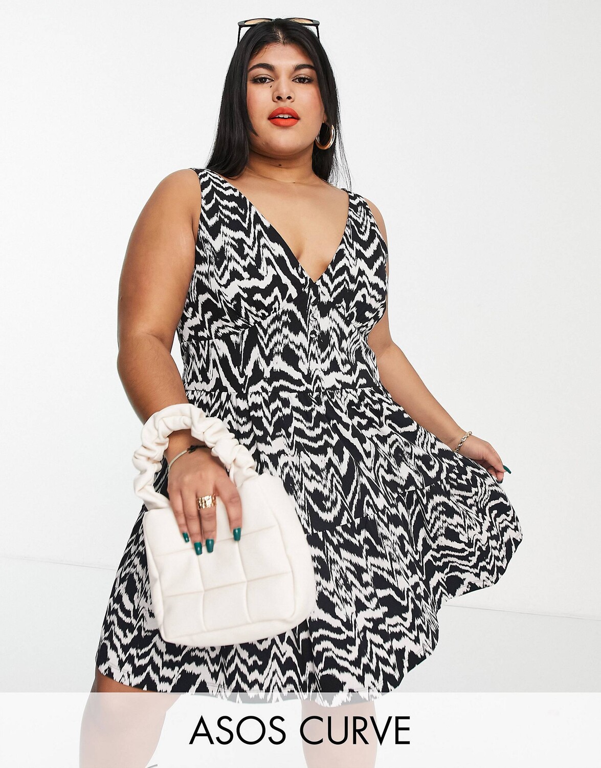 

Ярусный сарафан с пуговицами на талии ASOS DESIGN Curve в черно-кремовом абстрактном принте ASOS DESIGN, Черный