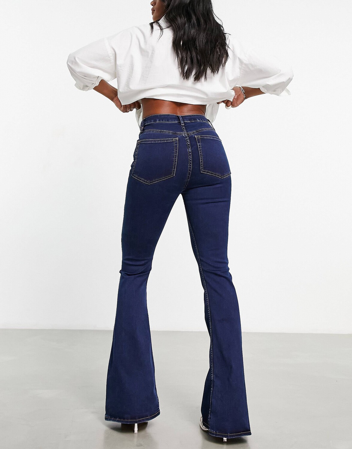 

Темно-синие расклешенные джинсы ASOS DESIGN