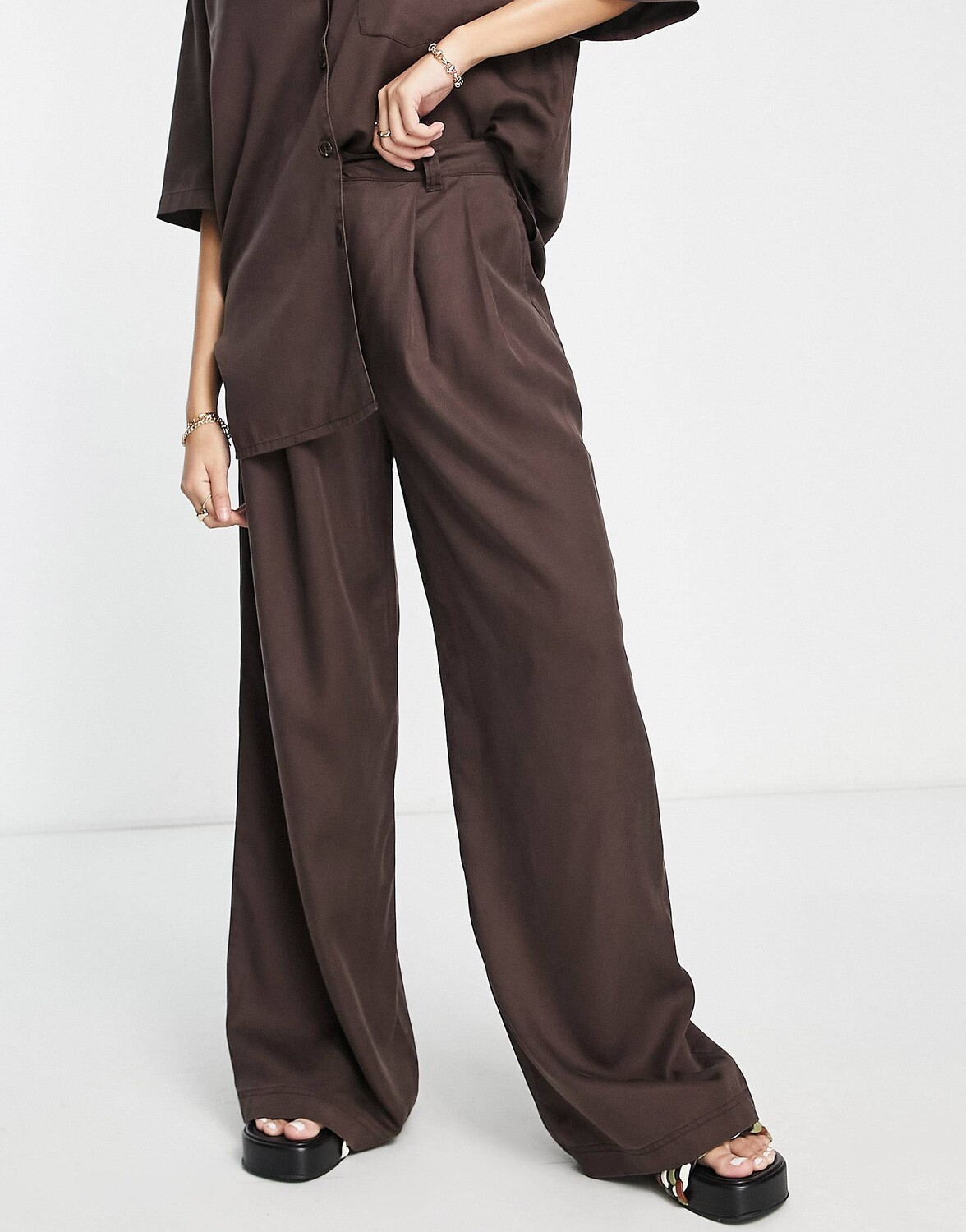 

Шоколадные брюки широкого кроя ASOS DESIGN