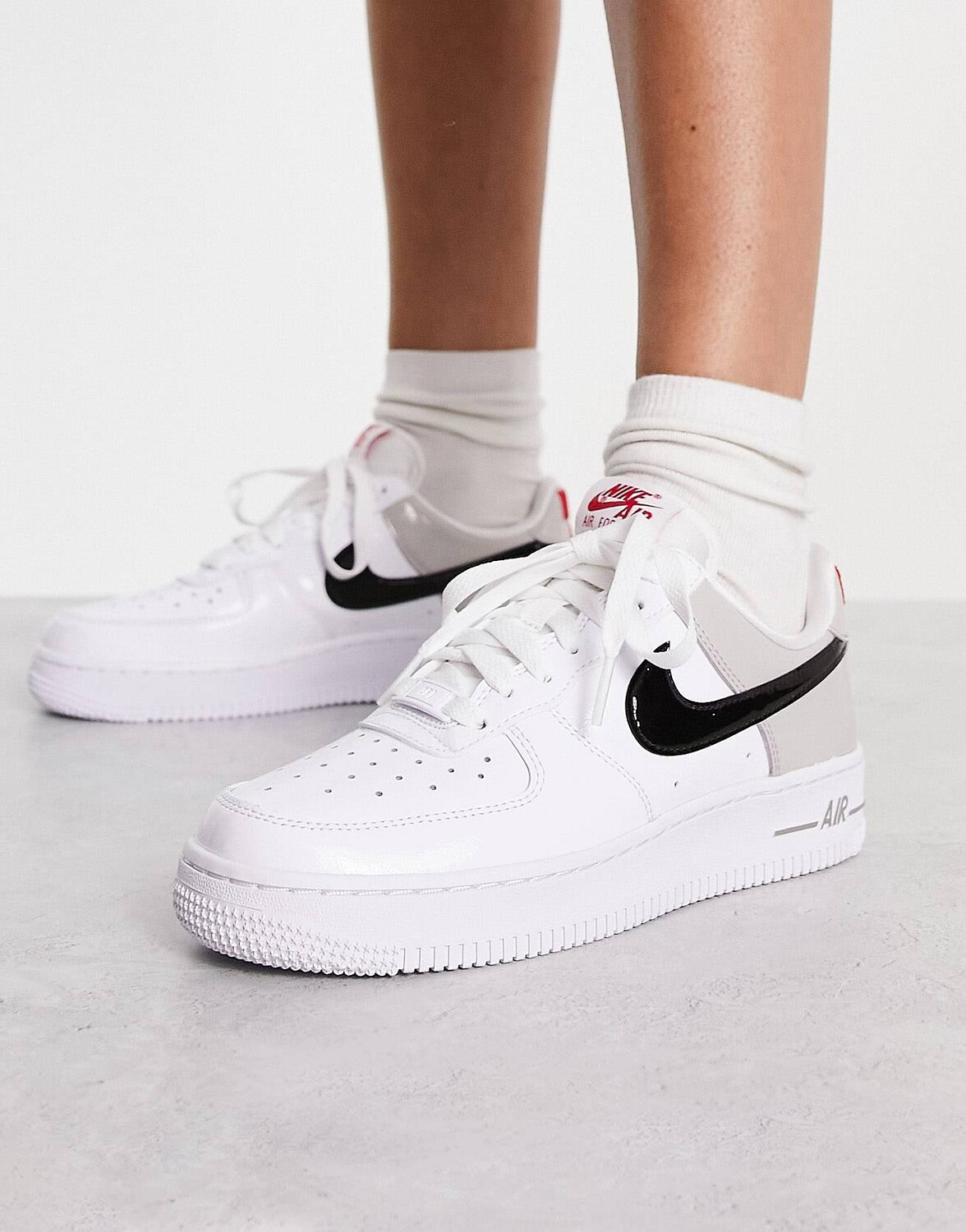 

Кроссовки Nike Air Force 1 '07 серого, белого и красного цветов