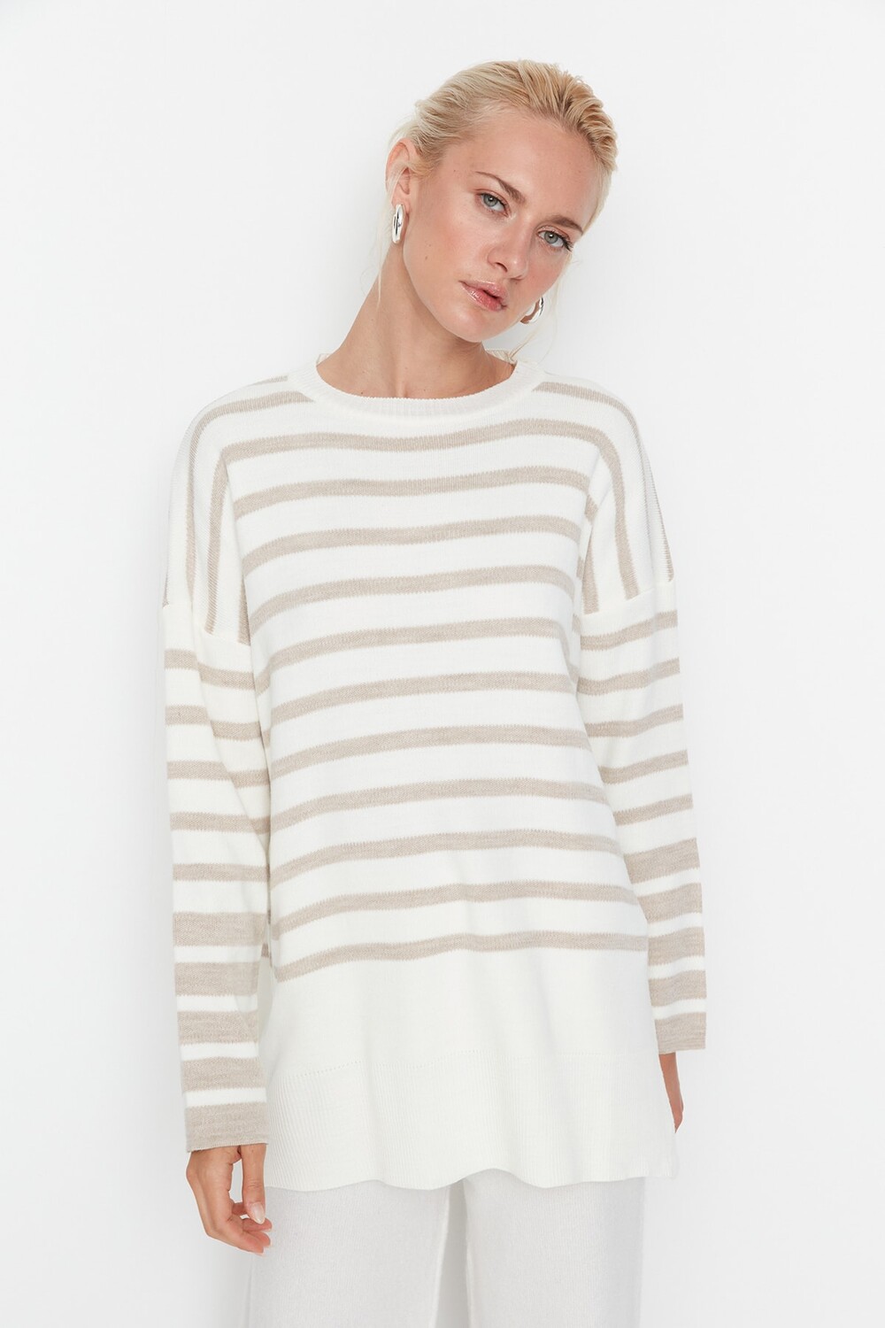 

Трикотажный свитер в полоску цвета экрю Trendyol Modest