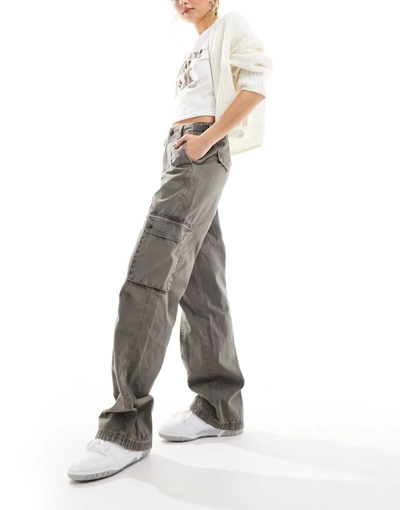 Серые брюки-карго с несколькими карманами Bershka