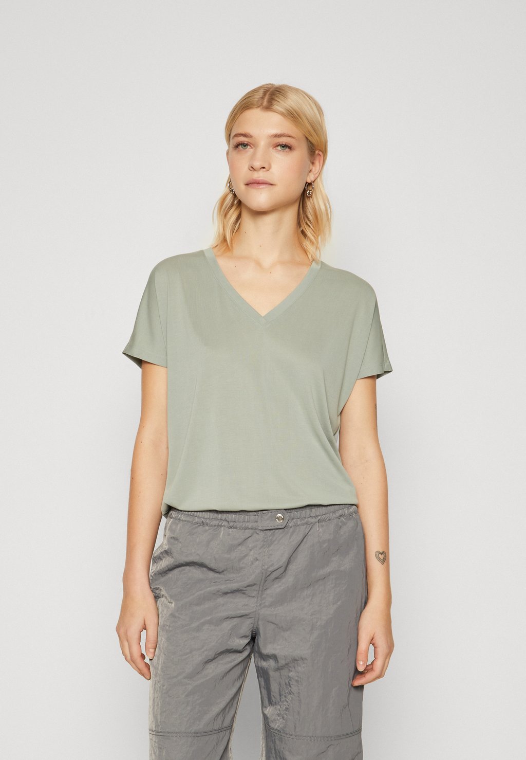 

Футболка базовая V NECK TEE MSCH Copenhagen, цвет green milieu