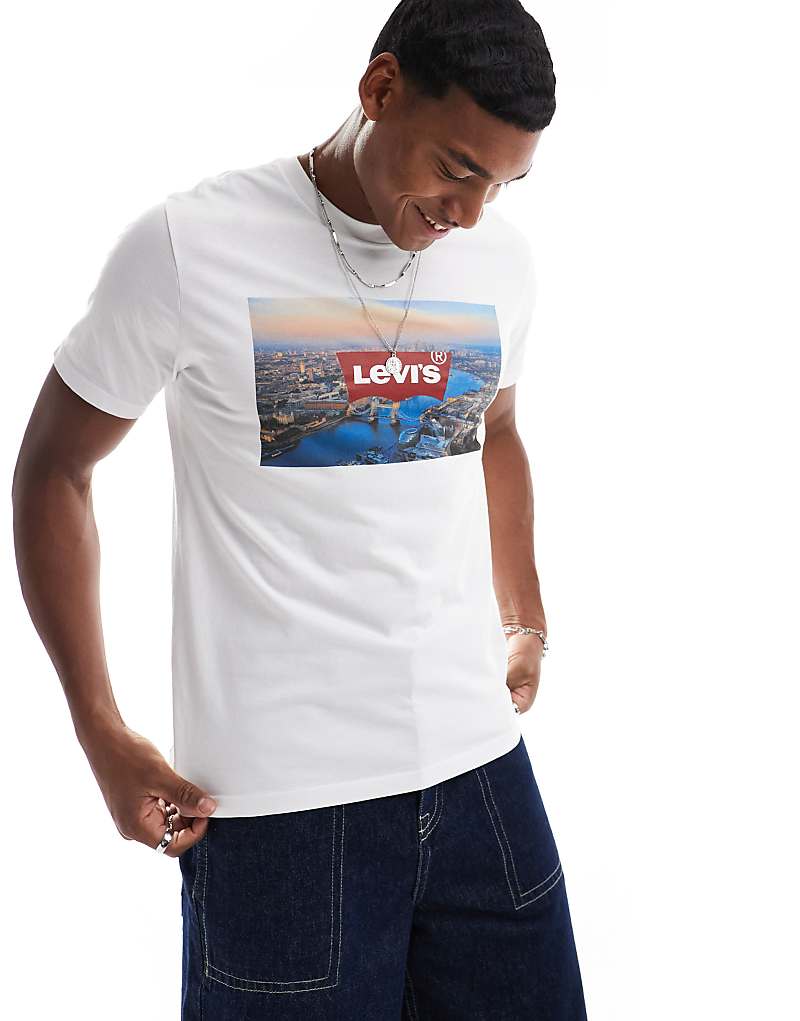 

Levi's – Белая> футболка с принтом Лондона и логотипом «летучая мышь»