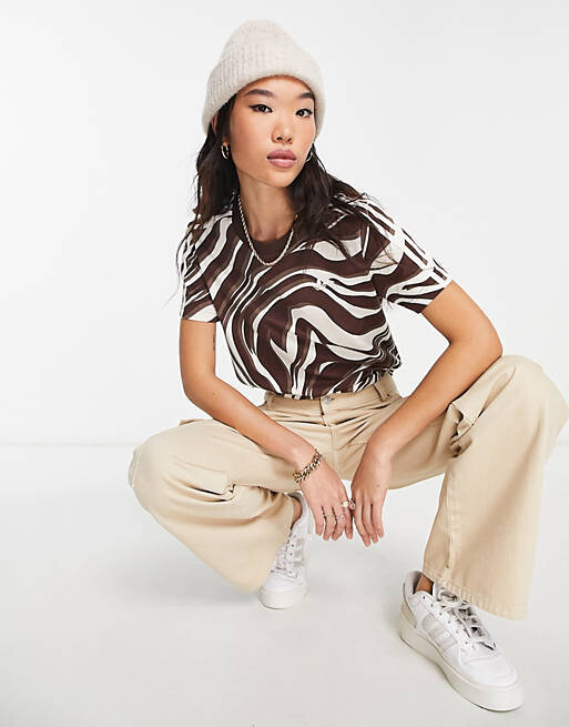 

Коричнево-бежевая футболка с тремя полосками и принтом зебры adidas Originals Animal Abstract, Коричневый
